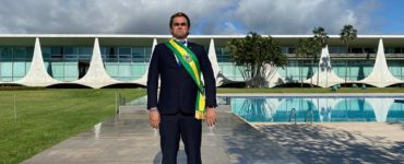 O humorista Carioca em imitação ao presidente Jair Bolsonaro