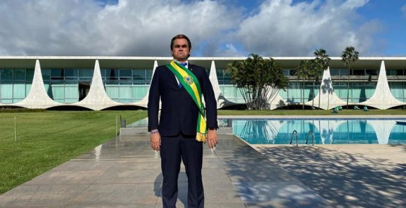 O humorista Carioca em imitação ao presidente Jair Bolsonaro