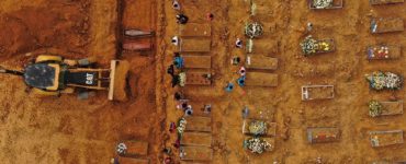 Imagem de cemitério brasileiro durante a pandemia do coronavírus