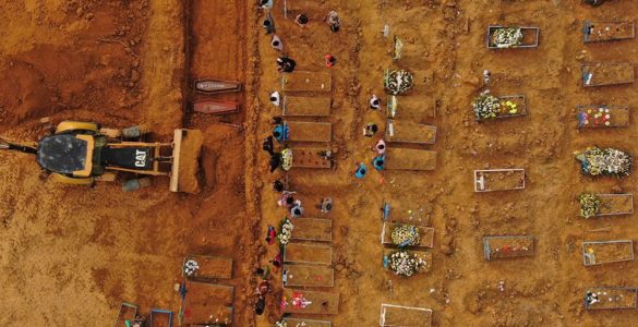 Imagem de cemitério brasileiro durante a pandemia do coronavírus