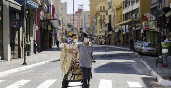 Homem de máscara carregando mercadoria durante quarentena
