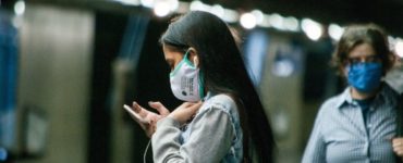 Usuários do metro usam máscaras em São Paulo
