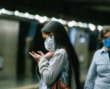 Usuários do metro usam máscaras em São Paulo