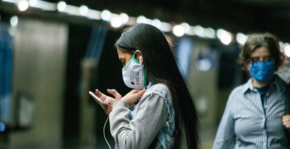 Usuários do metro usam máscaras em São Paulo