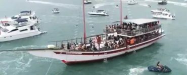 Festa em barcos no Guarujá