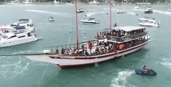 Festa em barcos no Guarujá