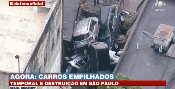 Carros empilhados em São Paulo