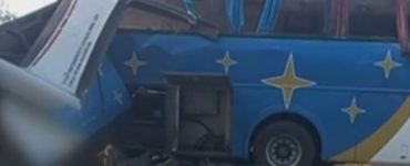 Acidente entre ônibus e caminhão