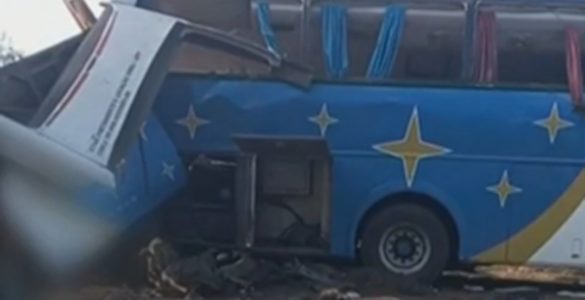 Acidente entre ônibus e caminhão