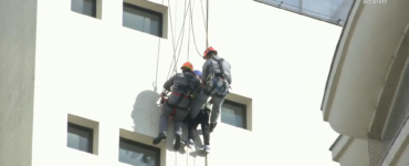 Bombeiros resgatam homem pendurado em prédio