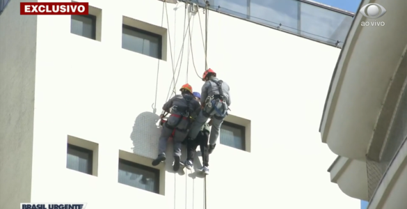 Bombeiros resgatam homem pendurado em prédio