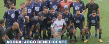 Bolsonaro participa de jogo beneficente na Vila Belmiro