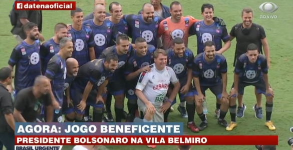 Bolsonaro participa de jogo beneficente na Vila Belmiro