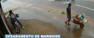 Marquise desaba em cima de motoqueiro