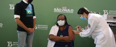 Primeira brasileira vacinada