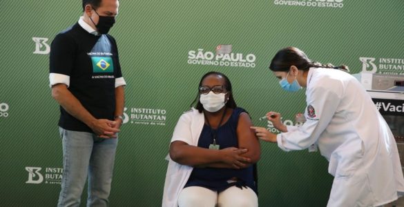 Primeira brasileira vacinada