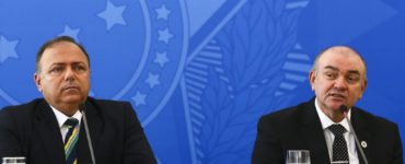 O ministro da Saúde, Eduardo Pazuello, e o secretário de vigilância em saúde, Arnaldo Correia de Medeiros