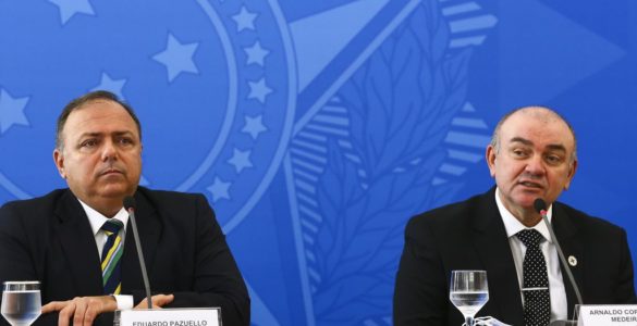 O ministro da Saúde, Eduardo Pazuello, e o secretário de vigilância em saúde, Arnaldo Correia de Medeiros