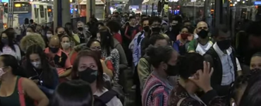 Transporte público lotado em São Paulo