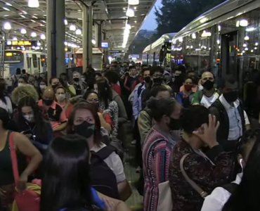 Transporte público lotado em São Paulo