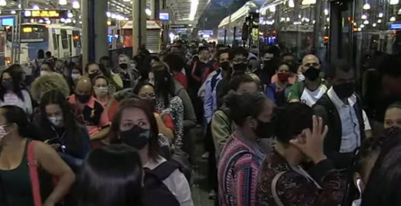 Transporte público lotado em São Paulo