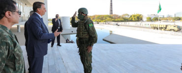 O presidente Bolsonaro durante desfile de tanques em Brasília