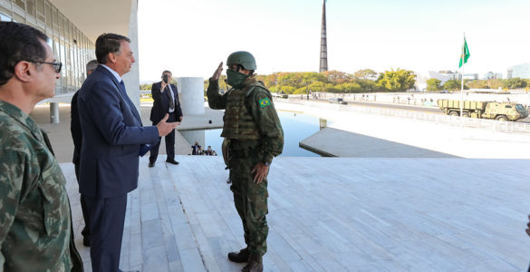 O presidente Bolsonaro durante desfile de tanques em Brasília